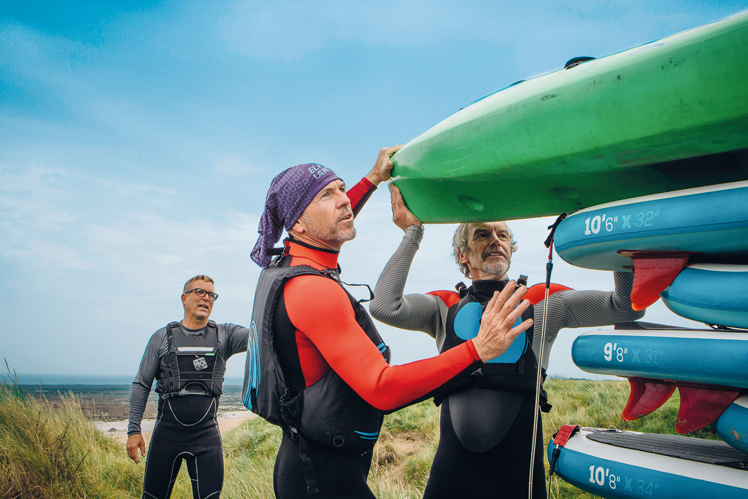 man met bandana aan strand