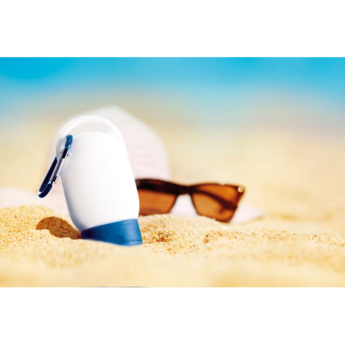 zonnebrandcreme en zonnebril in strand