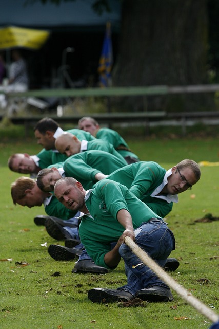 mannen touwtrekken