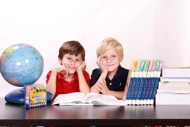 kinderen met schoolspullen